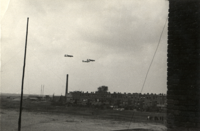 97920 Afbeelding van enkele Amerikaanse B-17 vliegtuigen boven de stad Utrecht, op weg om in het kader van de Operatie ...
